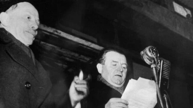 Skutečný snímek z 25. února 1948 zachycuje Gottwalda hřímajícího k davu z korby nákladního vozu na Václavském náměstí. Žádná čepice, žádný Clementis (vedle Gottwalda stojí Josef Krosnař).