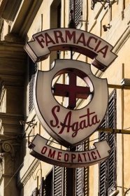 File:Rome (Italy), Pharmacy -- 2013 -- 3519.jpg