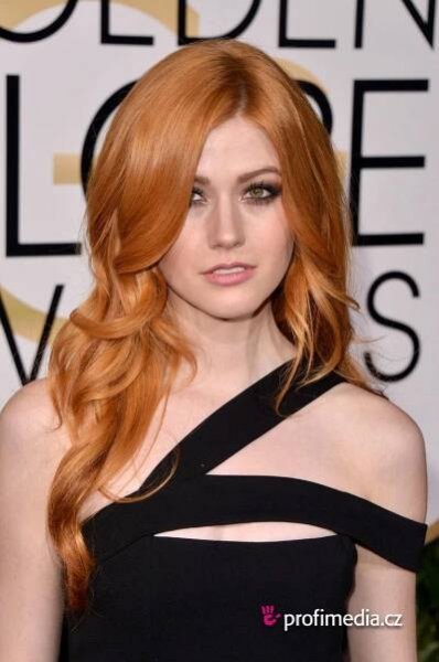 Katherine McNamara - celebrity účes - HappyHair