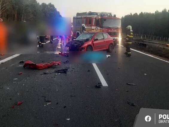 AKTUÁLNE FOTO Tragická nehoda na diaľnici D2! Auto sa zrazilo s kamiónom: Vodič nemal šancu prežiť