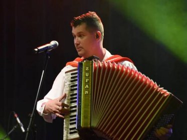 Fanoušci slovenské kapely Kollárovci zaplnili sál a v závěru tleskali vestoje