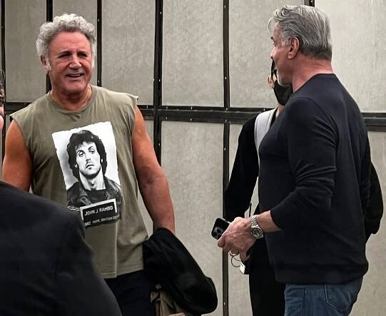 Sylvester Stallone se potkal s mladším bratrem před fitkem. Podobu nezapře, a ještě nosí tílko s Rambem