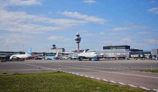 Schiphol ruší od konce března omezení počtu odlétajících cestujících
