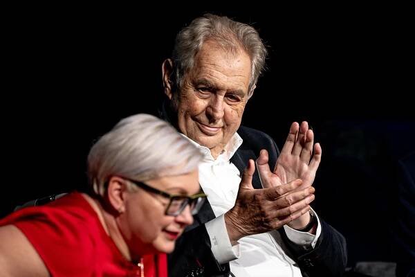Miloš Zeman se objevil na Karvinsku. Podpořil Babišovou a ostře kritizoval vládu