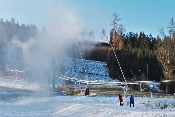 FOTO: Skiareál v Nové Pace chystá sezonu. V pondělí tady začnou zasněžovat