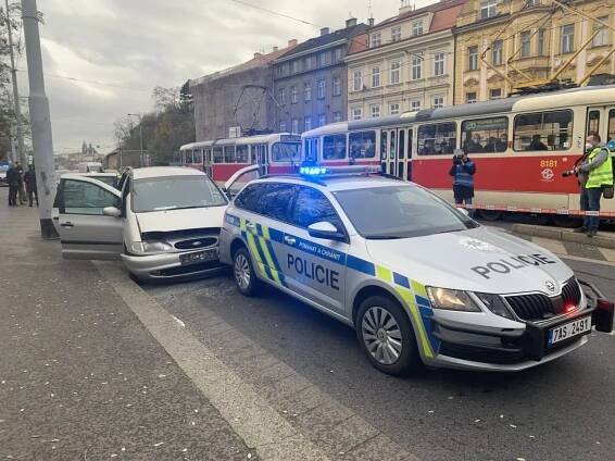 Ani policejní střelba uvnitř Prahy zběsilého řidiče nezastavila. Překonal i zastavovací pás s hroty