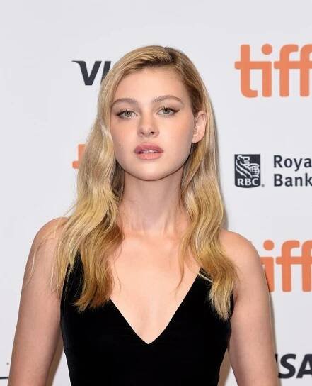 Tahle kráska je novou členkou rodiny Beckhamových: Objevte styl Nicoly Peltz!
