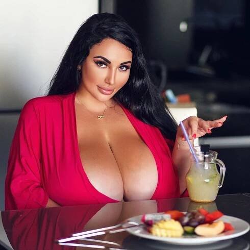 Kvůli megaňadrům mě šikanovali: Sexy modelka Nasťa s košíčky velikosti E bojuje s předsudky