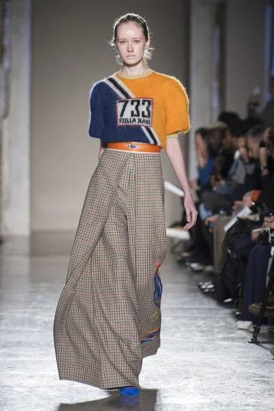 La maison Stella Jean a présenté sa nouvelle collection automne-hiver 2018-2019 lors du défilé prêt-à-porter à Milan. Découvrez tous les looks du show en photos. Clothes Encounters, Football Fashion, Stella Jean, Fresh Outfits, Fall Jeans, African Print Dresses, Africa Fashion, Cool Street Fashion, 가을 패션