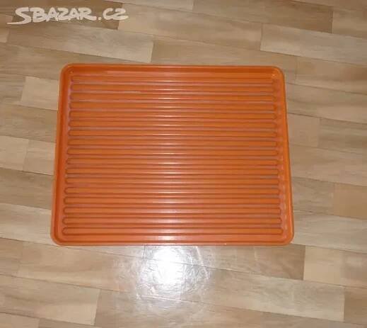 Oranžový retro odkapávač na nádobí