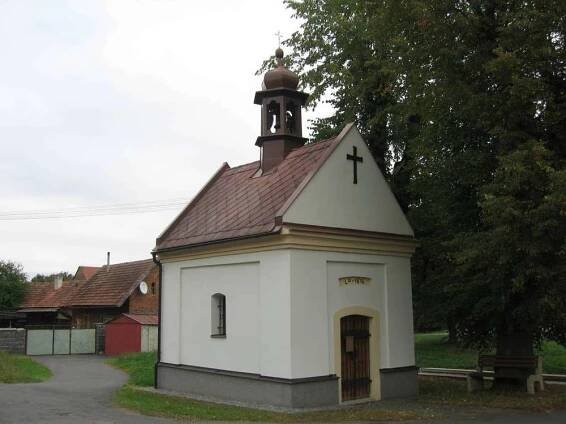 Kaple Panny Marie ve středu místní části Habroveč