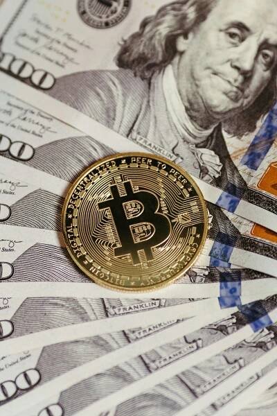 Základová fotografie na téma americké dolary, americký dolar, bankovnictví, bezhotovostní společnost, bitcoin, bitcoinové