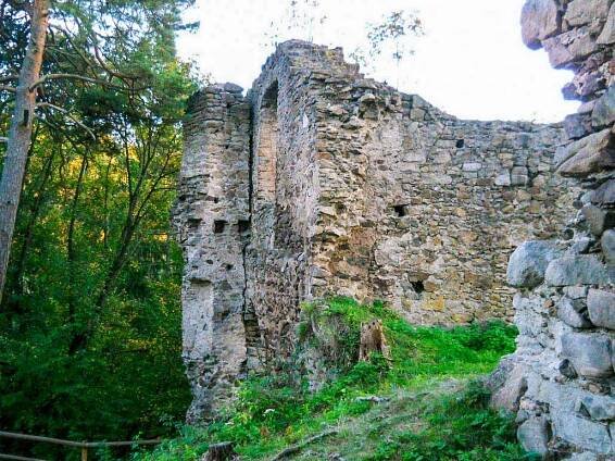 Zřícenina hradu Louzek - Bujanov, Jižní Čechy | Regiontourist.cz