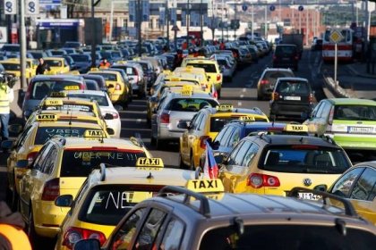 Ohlédnutí za protestem taxikářů: svým stupidním chováním a arogancí naštvali i zaryté odpůrce Uberu