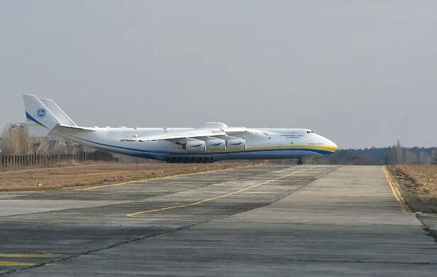 Antonov An-225 “Mriya” at Hostomel Airport, April 3, 2018. The world’s largest cargo aircraft prepares for departure from the Antonov plant’s airfield near Kyiv. (Source: Getty Images)