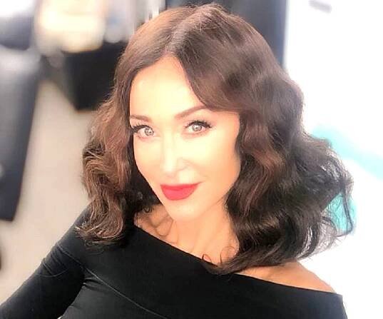 Sofia Milos Biography - Facts, Childhood, Family Life & Achievements