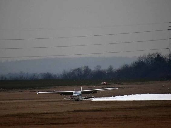 Nouzové přistání letadla Cessna 17. března 2022 na slánském letišti.