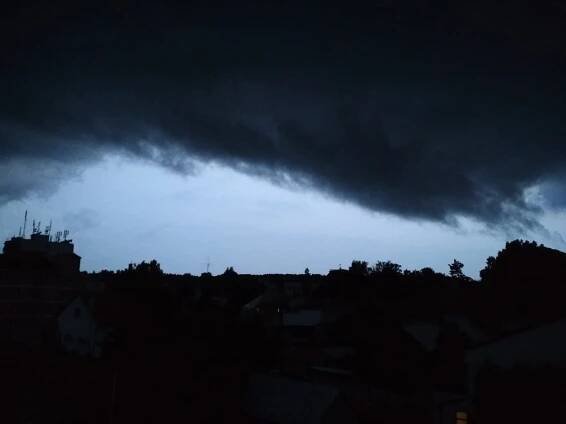 Česko zasáhnou silné bouřky. Meteorologové varují před kroupami i povodněmi