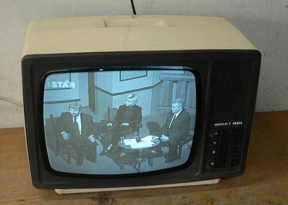 Funkční přenosná černobílá televize TESLA MERKUR