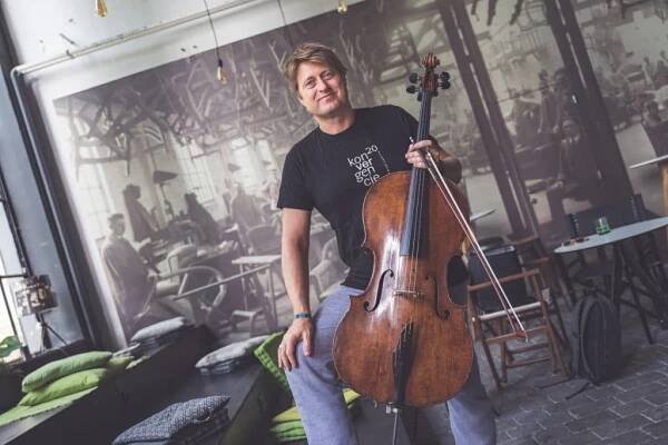 Jozef Lupták: Odvážnych umelcov, ktorí sa neboja verejne postaviť za dôležité veci, je stále viac