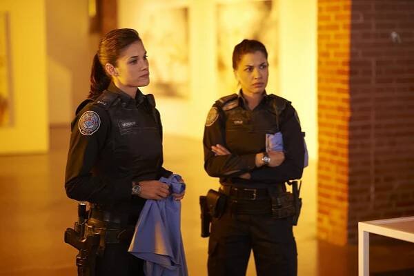 Rookie Blue - Trocha jedu - Z filmu - Missy Peregrym, Rachael Ancheril