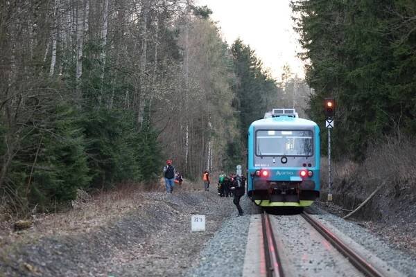 Neštěstí na Kladensku: Vlak na trati srazil dívku (13)! Na místo letěl vrtulník