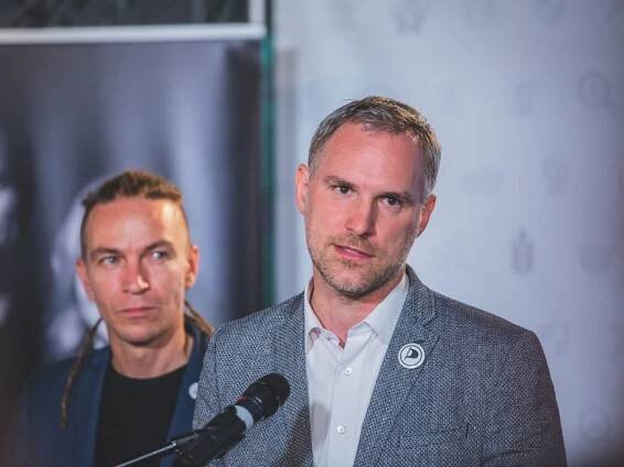 Piráti zpět ve Sněmovně. Spolu si taky polepšilo, tvrdí volební průzkum