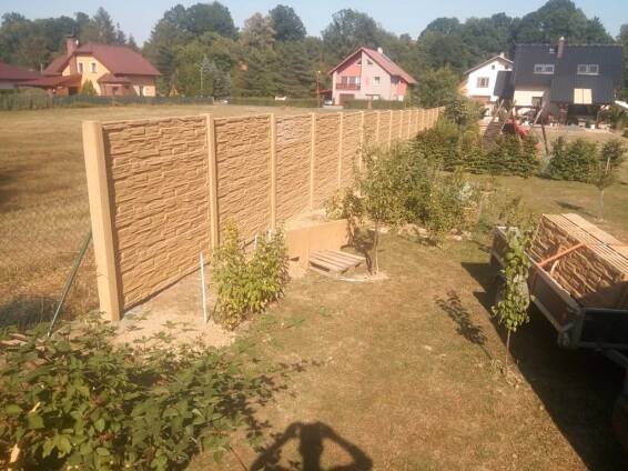 Betonové skládané ploty – Stavba plotů – KM Exteriéry