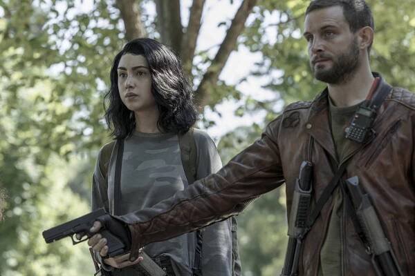 Alexa Mansour, Nico Tortorella - The Walking Dead: World Beyond - Death and the Dead - Z filmu