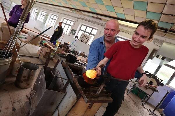 Svoji kreativitu zkouší mladí skláři v Anníně. Až do neděle tomu přihlíží i veřejnost - Český pohled