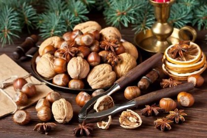 kompozice s ořechy a louskáček na dřevěném pozadí. vánoční koncept - vlašský ořech oříšek - stock snímky, obrázky a fotky