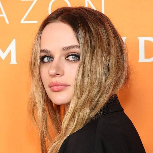 Joey King Made a Convincing Case for ‘Vintage Wood’ Hair
