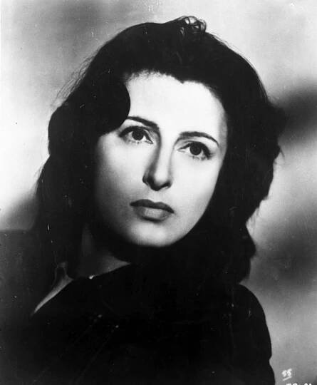 Anna Magnani Looking Gorgeous In The 1940S.