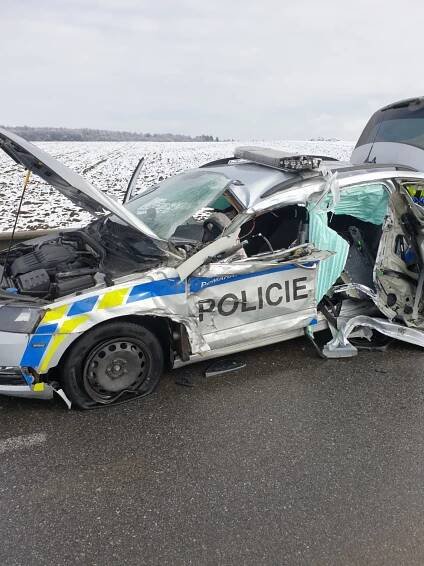 Nákladní vůz dostal smyk a vrazil do policejního auta, hlídku zranil