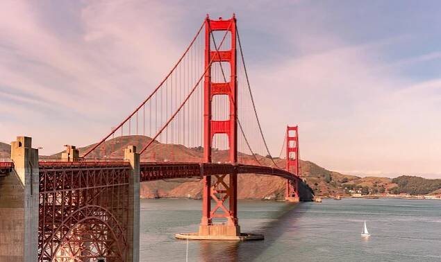 bezplatná Úchvatný pohled na Golden Gate Bridge při západu slunce v San Franciscu, předvádějící jeho ikonickou siluetu. Základová fotografie