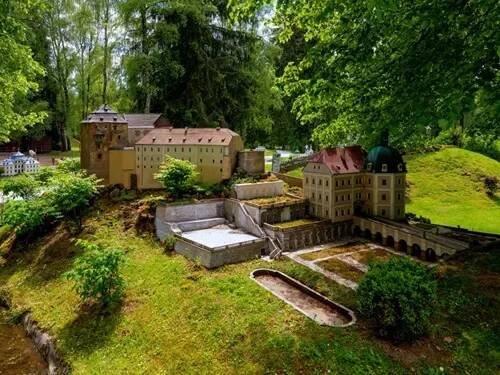 Nejnavštěvovanější turistické cíle Karlovarského kraje: hrad Loket, Boheminium a Císařské Lázně