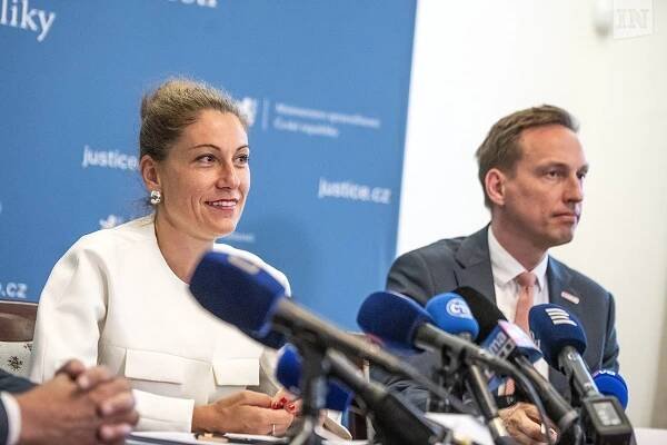 Tisková konference ministryně spravedlnosti Evy Decroix k bitcoinové kauze | PrahaIN 