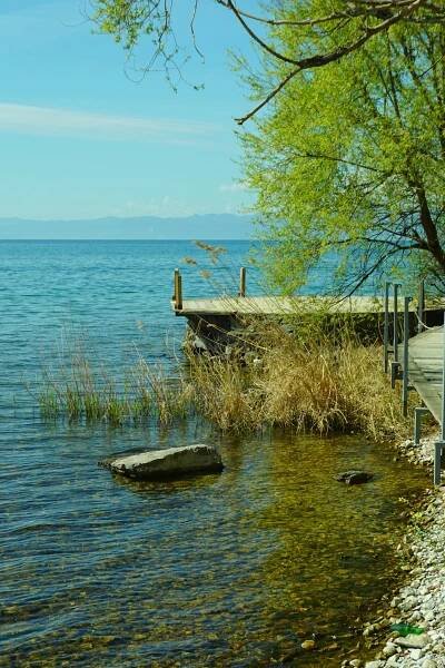 bezplatná Klidný výhled na klidné vody jezera Ohrid a molo v Severní Makedonii. Základová fotografie
