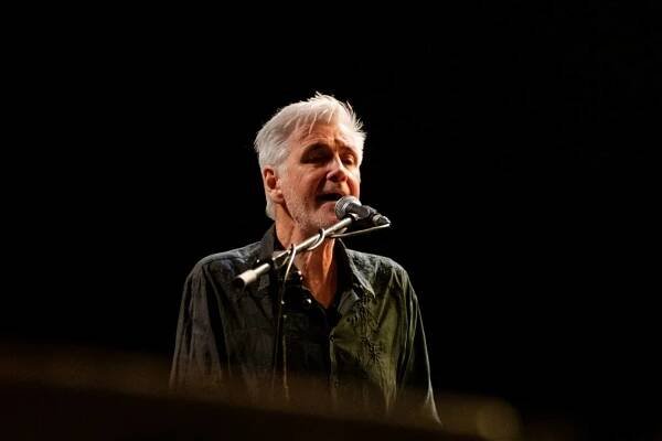 FOTOREPORT: Velekněžka punkrocku a věčně romantická básnířka Patti Smith zpívala Foru Karlín