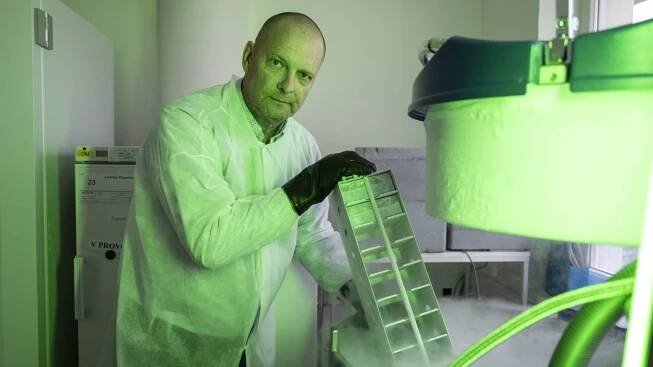 Léčba díky dřeni z dětských zubů. Vědec Bauer otevírá v Praze unikátní biobanku