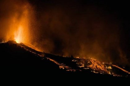 Úřady evakuují stovky turistů. Láva z vybuchlé sopky ničí Kanárské ostrovy