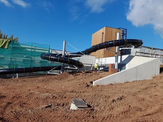 Aquacentrum Vrchlabí už má napuštěný bazén, stavbu zkomplikoval odliv Ukrajinců