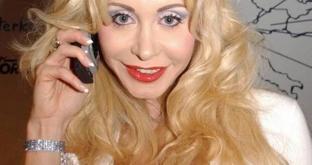 Dolly Buster se vlastním jménem jmenuje Nora Bochníčková.