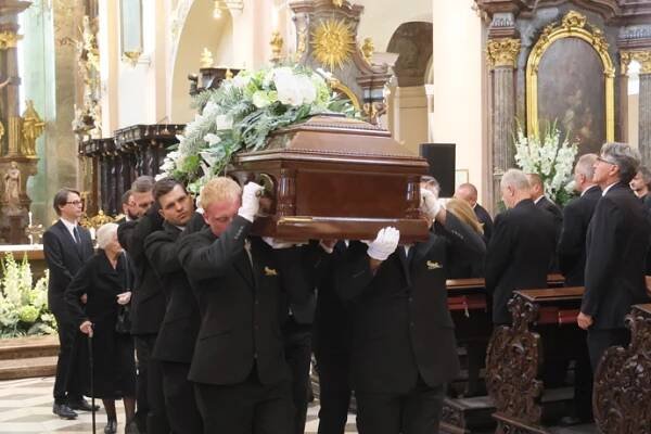 FOTO: Rodina, blízcí i fanoušci se v bazilice Nanebevzetí Panny Marie na Strahově rozloučili s hudebníkem a spoluzakladatelem kapely Elán Vašo Patejdlem. – stránka 52