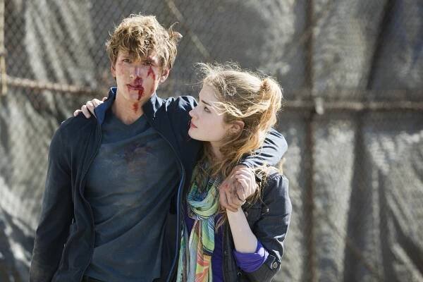 Benjamin Stone, Skyler Samuels - The Nine Lives of Chloe King - Z filmu
