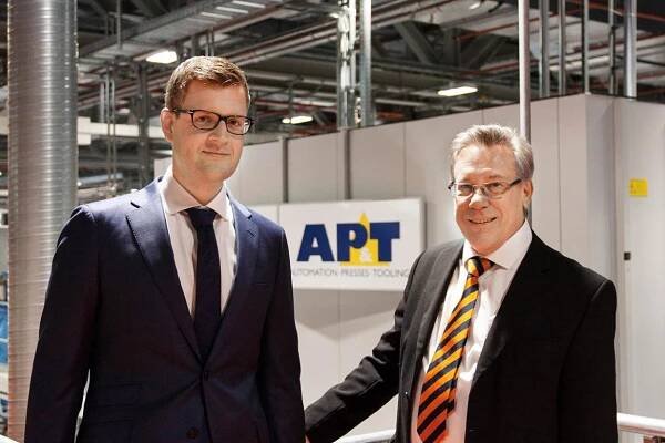 “Thanks to the new line, we have been able to increase our capacity and satisfy the growing demand for our products,” says Markus Siller (left), segment head at Aesculap. Here he is shown together with Werner Blaha, senior area sales manager at AP&T, and responsible for the transaction with Aesculap. 