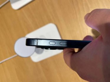 Uživatele děsí fleky na titanových iPhone 15 Pro (Max). Apple: Jedná se o dočasný důsledek kontaktu s kůží - AppleMagazín.eu