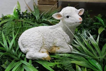 Bílá ležící dekorační ovečka 24cm