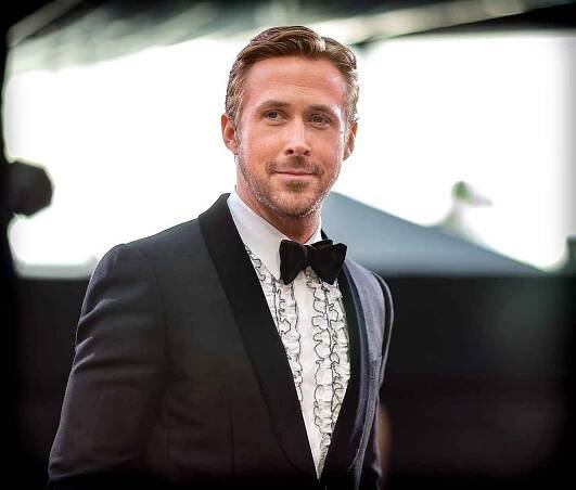 Ryan Gosling je původem z Kanady a už jako dítě věděl, že chce být hercem. Má toho za sebou opravdu spoustu, ale mezi nejznámější snímky patří Zápisník jedné lásky.