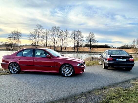 Šestnáct válců a 750 koní toho nejlepšího z Bavorska: BMW M5 versus Alpina B10 V8